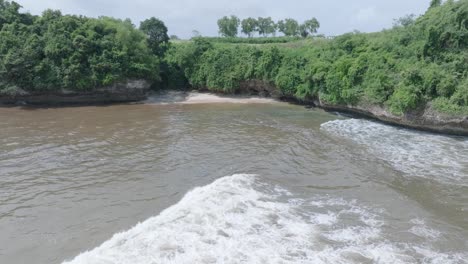 Un-Dron-Aéreo-De-Baja-Altitud-Disparó-Sobre-Aguas-Residuales-Contaminadas-Y-Basura-Flotante-Con-Escombros-Sobre-Arrecifes-De-Coral-Muertos-Mezclándose-Con-Agua-Turquesa-Y-Costa-Tropical-En-Bali,-Indonesia