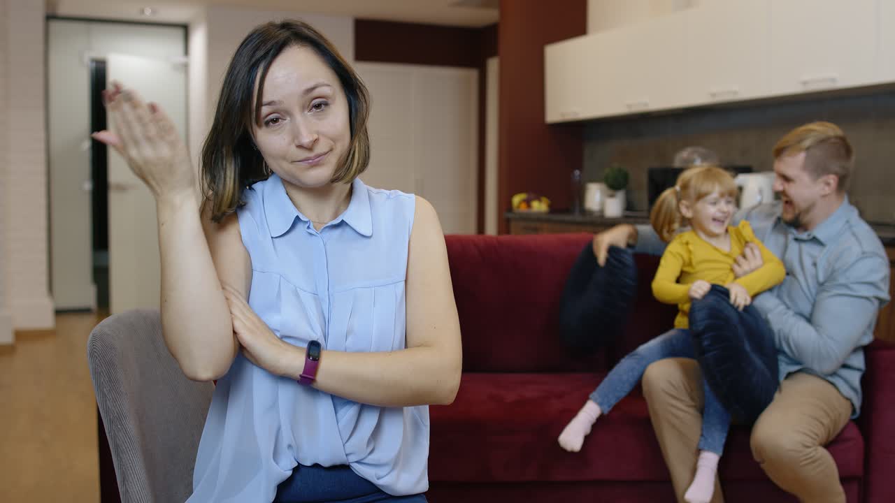 피곤하고 우울한 젊은 백인 어머니 여성은 활동적인 아버지와 딸 아이에 대해 매우 짜증이 납니다.