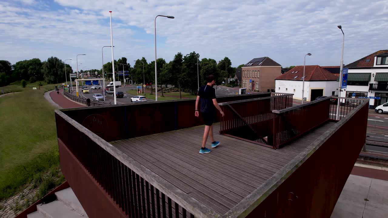 calentando el tramo desde la plataforma de observación descendiendo y siguiendo la antena con el corredor de sendero preparándose para comenzar su carrera de entrenamiento