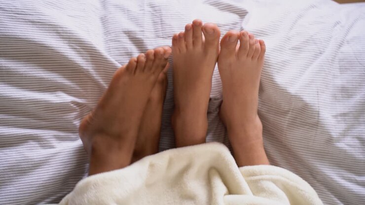 mujeres lesbianas durmiendo juntas en la cama en casa