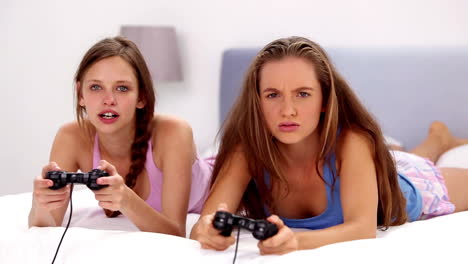 Niñas-Jugando-Videojuegos-En-La-Cama