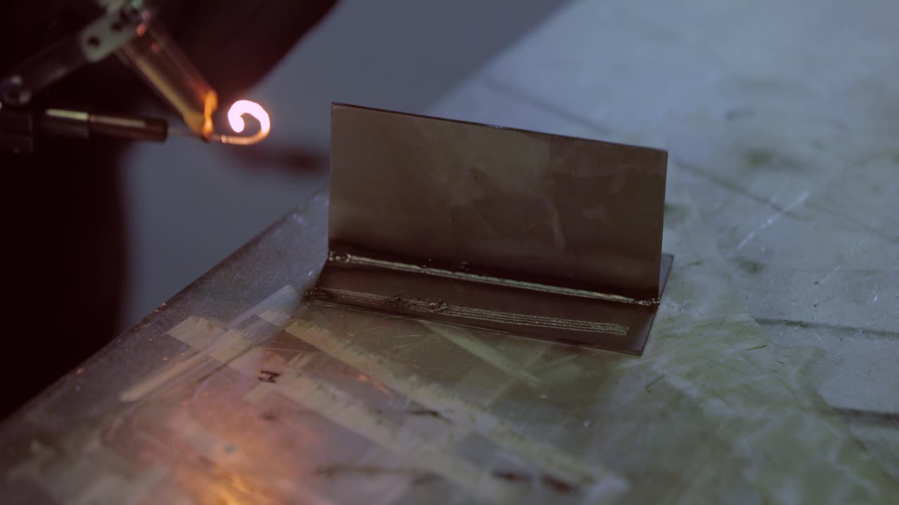 손잡이 총을 가진 레이저 용접 기계. 레이저 용접은 클로즈업으로 표시됩니다.