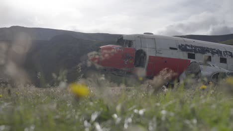 Wunderschöne-Landschaftsansicht-Mit-Verlassenem,-Abgestürztem-Flugzeugwrack-In-Den-Bergen-Islands