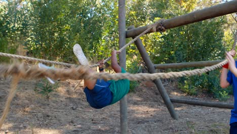 Boys-crossing-the-rope-during-obstacle-course