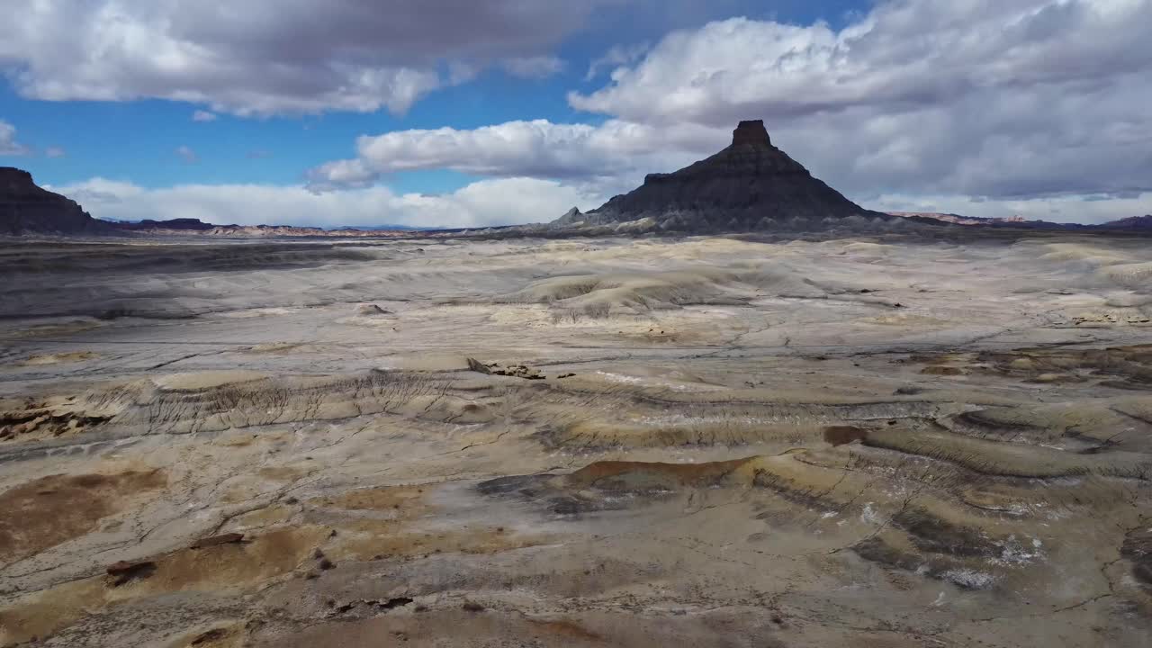 언덕 꼭대기 에서 산악 계곡 을 관찰 하는 익명의 탐험가
