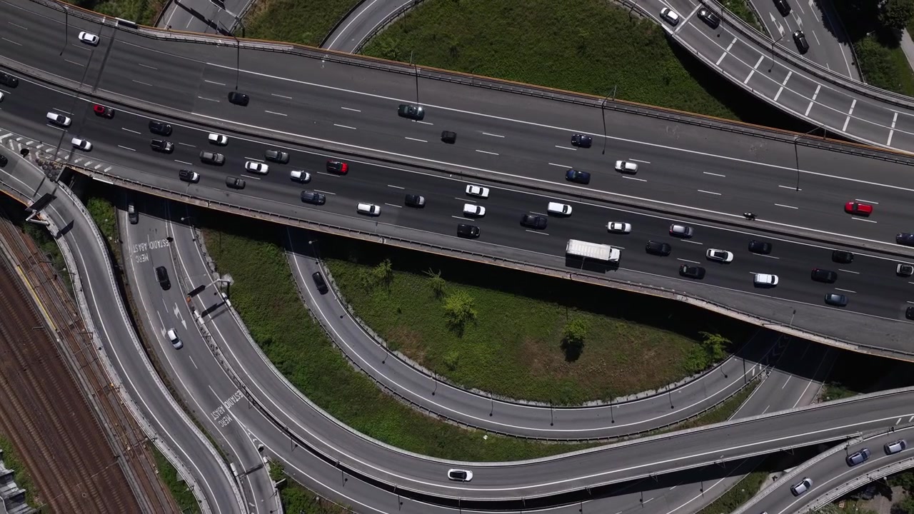 Caos del traffico nell'ora di punta: ripresa con drone di incroci autostradali urbani. Consumo di combustibili fossili e riscaldamento globale.