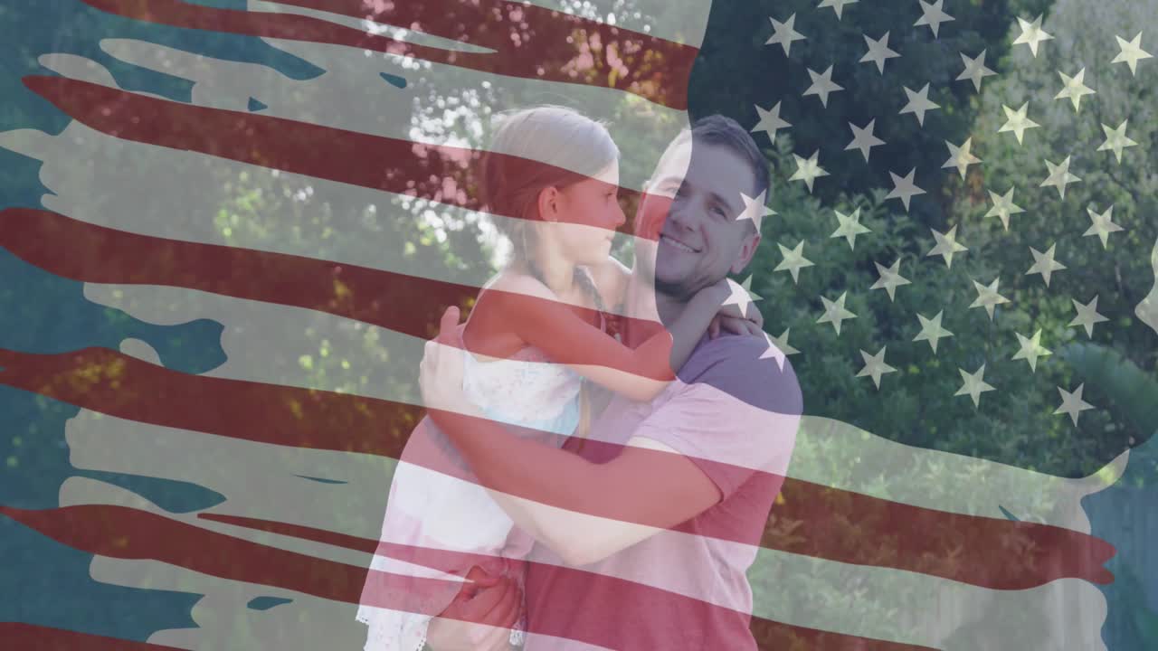 el diseño de la bandera estadounidense superpuesto contra el padre caucásico que lleva a su hija en el jardín