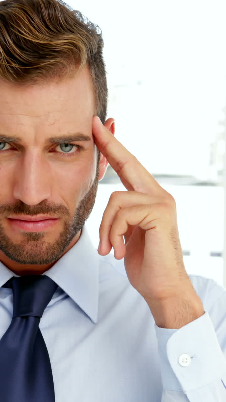 un hombre de negocios con migraña.