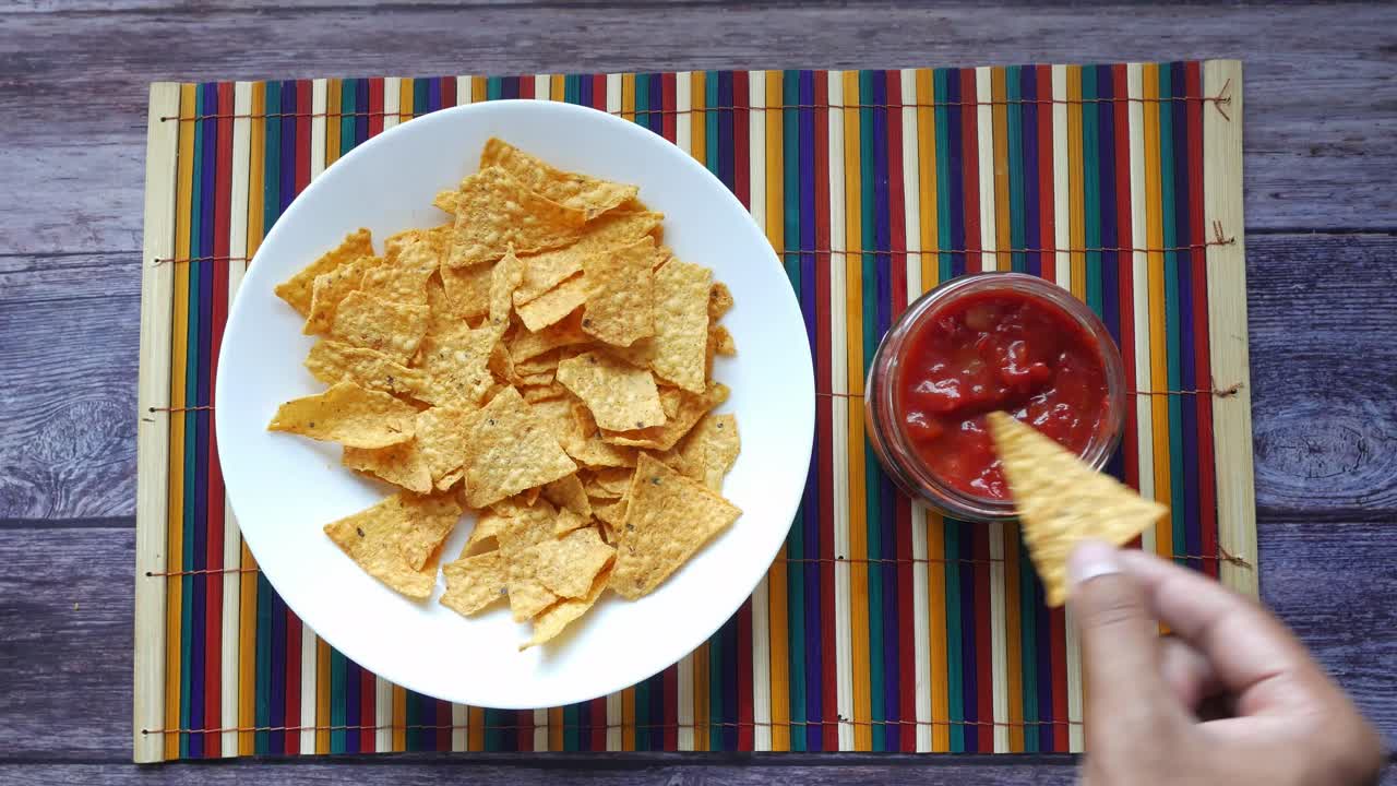 Patatine fritte e salsa