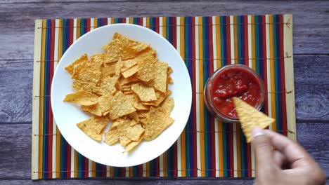 patatas fritas y salsa