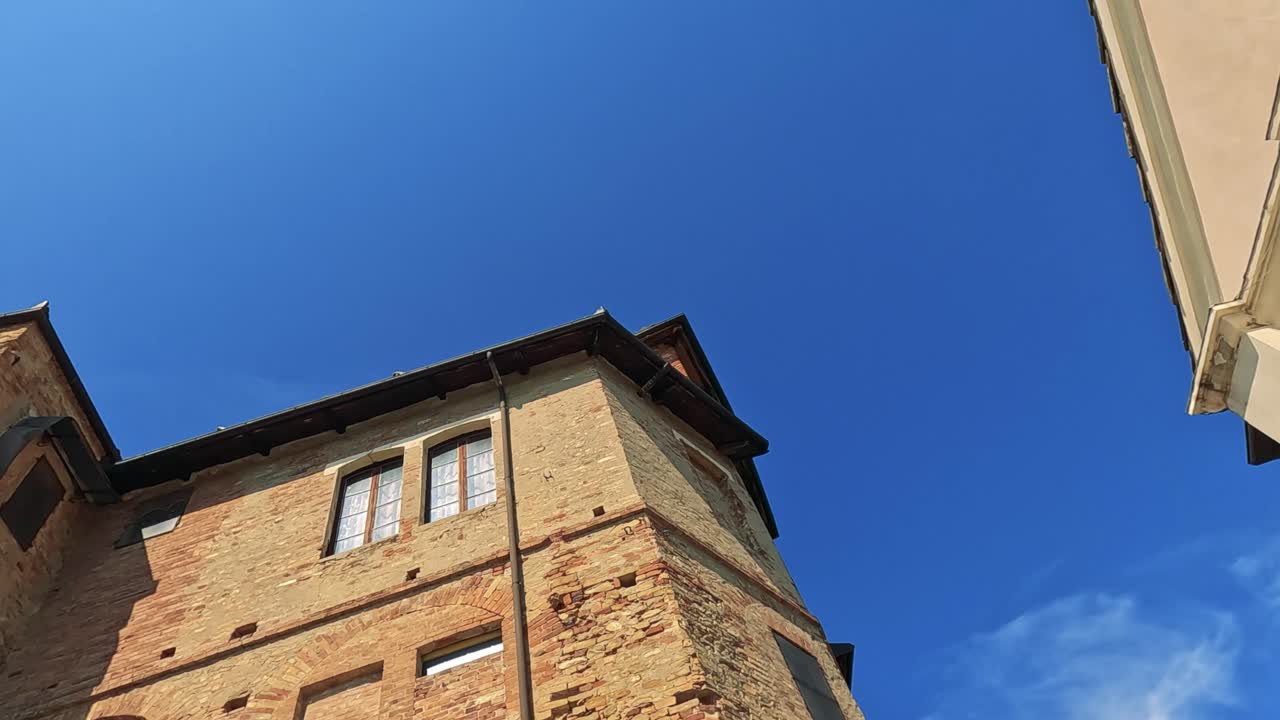 arquitectura histórica bajo un cielo azul brillante
