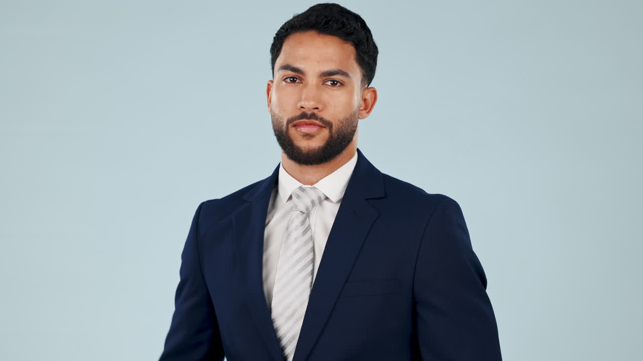 cara, negocios y hombre en el estudio con los brazos cruzados