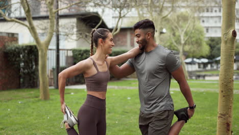 fitness, parque y un par de amigos estirándose