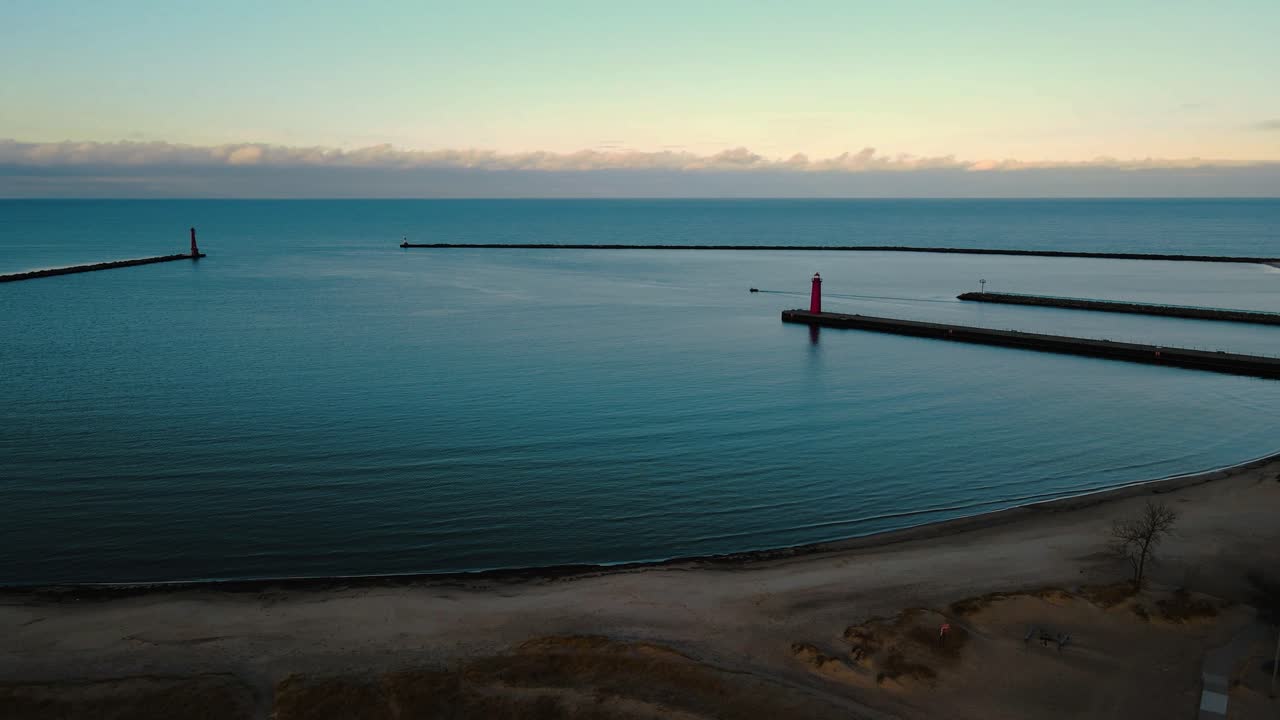 pere marquette's bay를 통과하는 보트