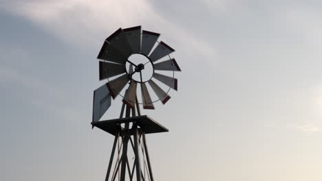 Eine-Kleine-Windmühle,-Die-Sich-Im-Licht-Der-Abendsonne-Und-Brise-Dreht