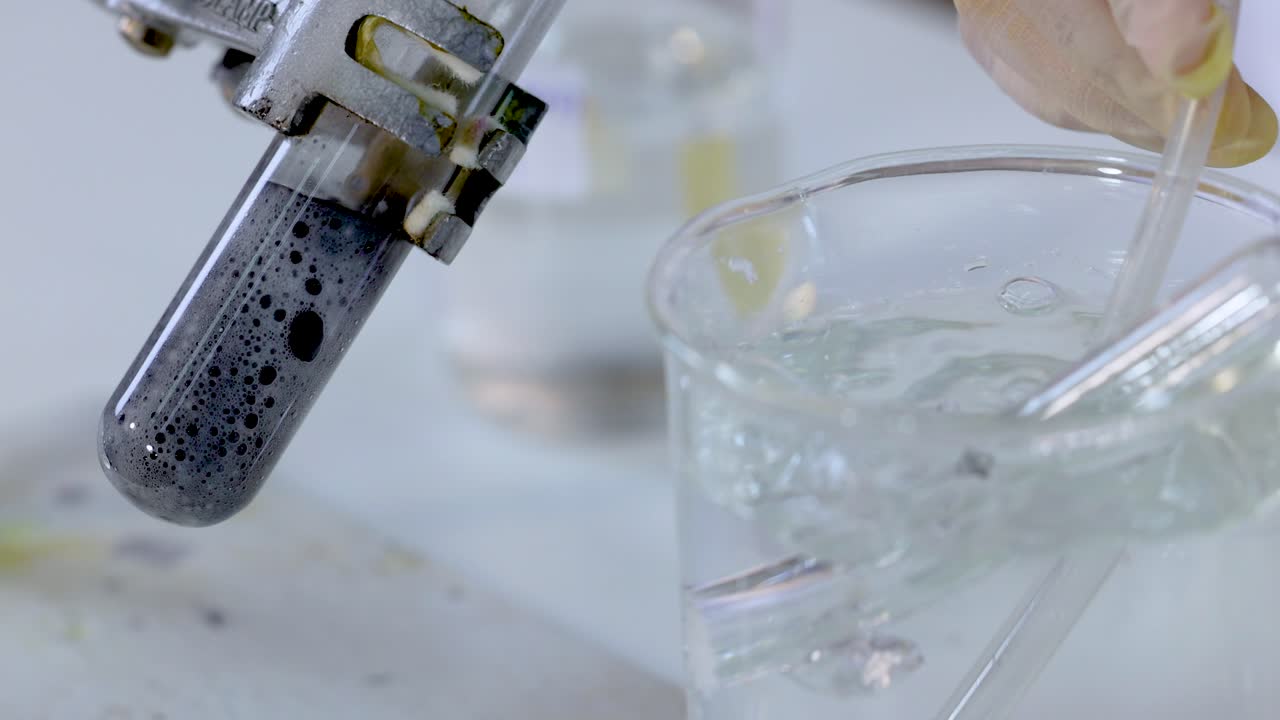 액체에서 가스 거품을 생성하는 화학 반응