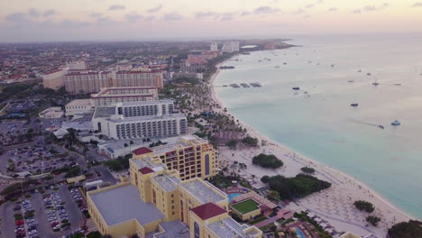 barrido aéreo de la costa de aruba y el mar azul durante la puesta de sol