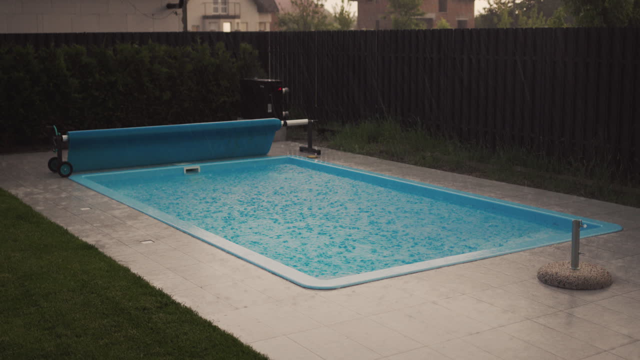 Kraftig regn hælder vand i poolen