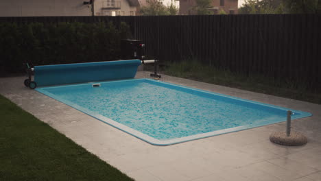 Starker-Regen-Ergießt-Wasser-In-Den-Pool