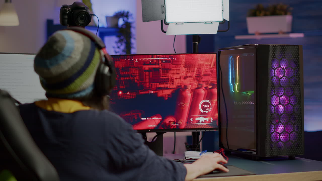 헤드폰으로 fps 비디오 게임을 하는 프로 스트리머의 뒷 장면