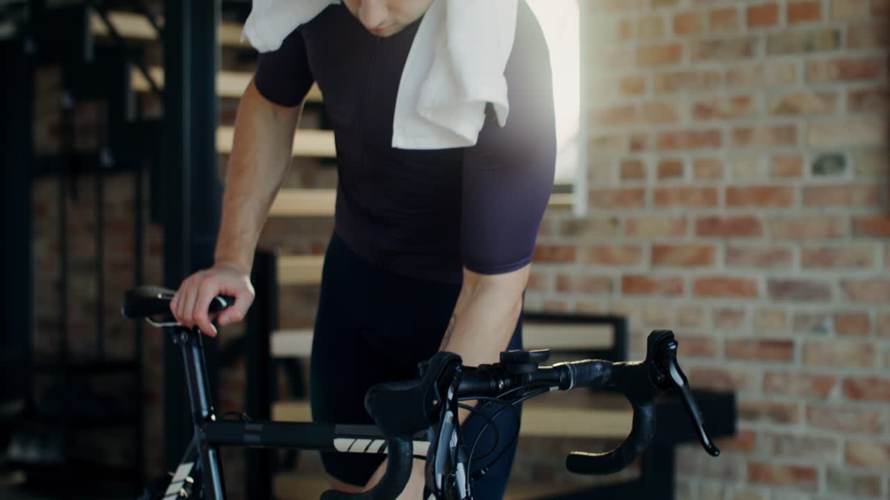 hombre descansando después de un entrenamiento de ciclismo en interiores