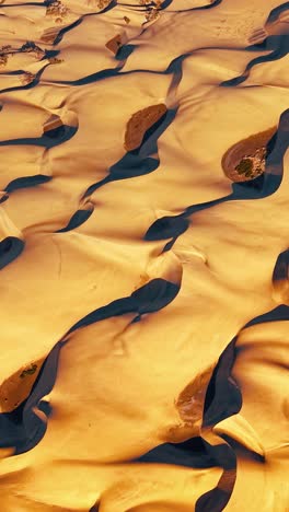 impresionante vista aérea de las dunas de arena dorada en gran canaria, españa