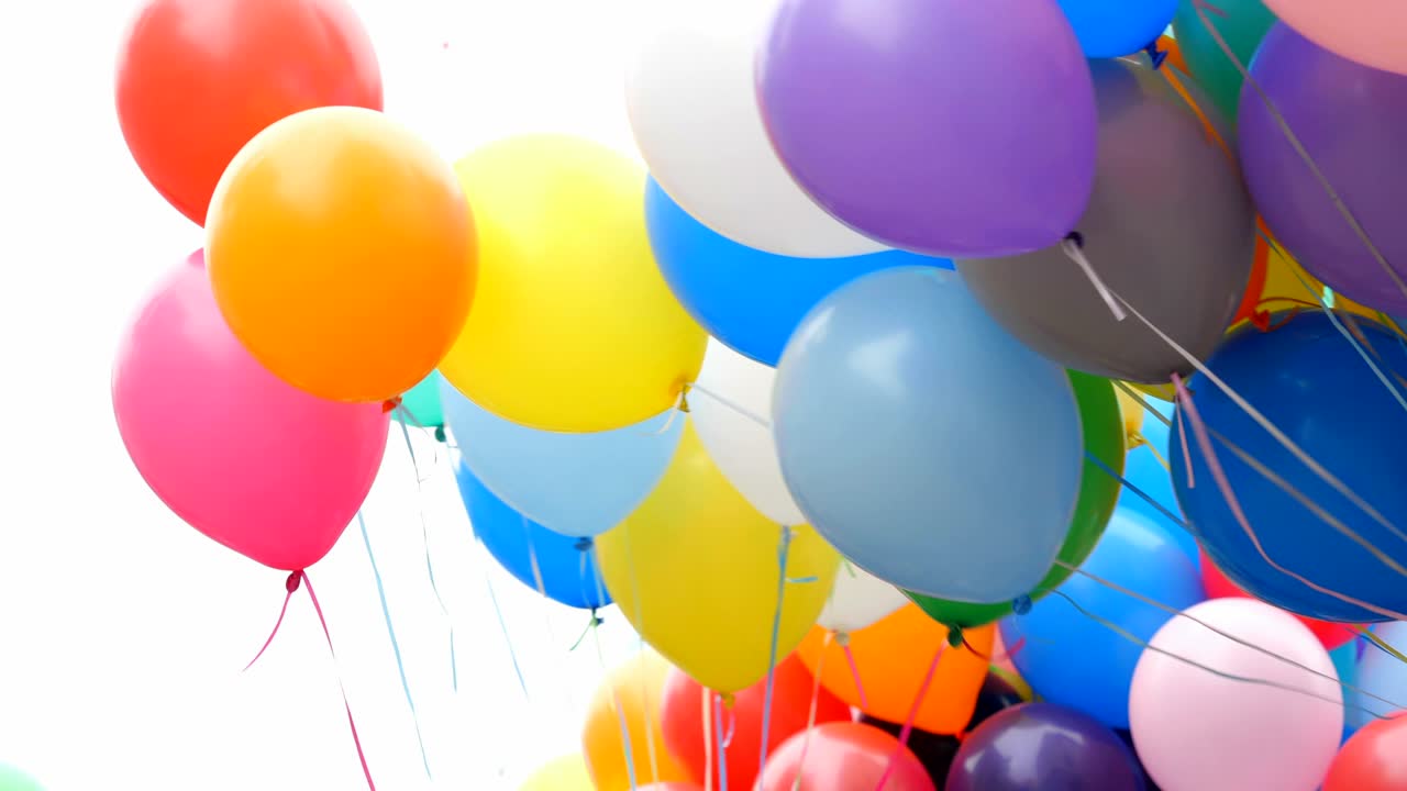 balones de helio de colores festivos.