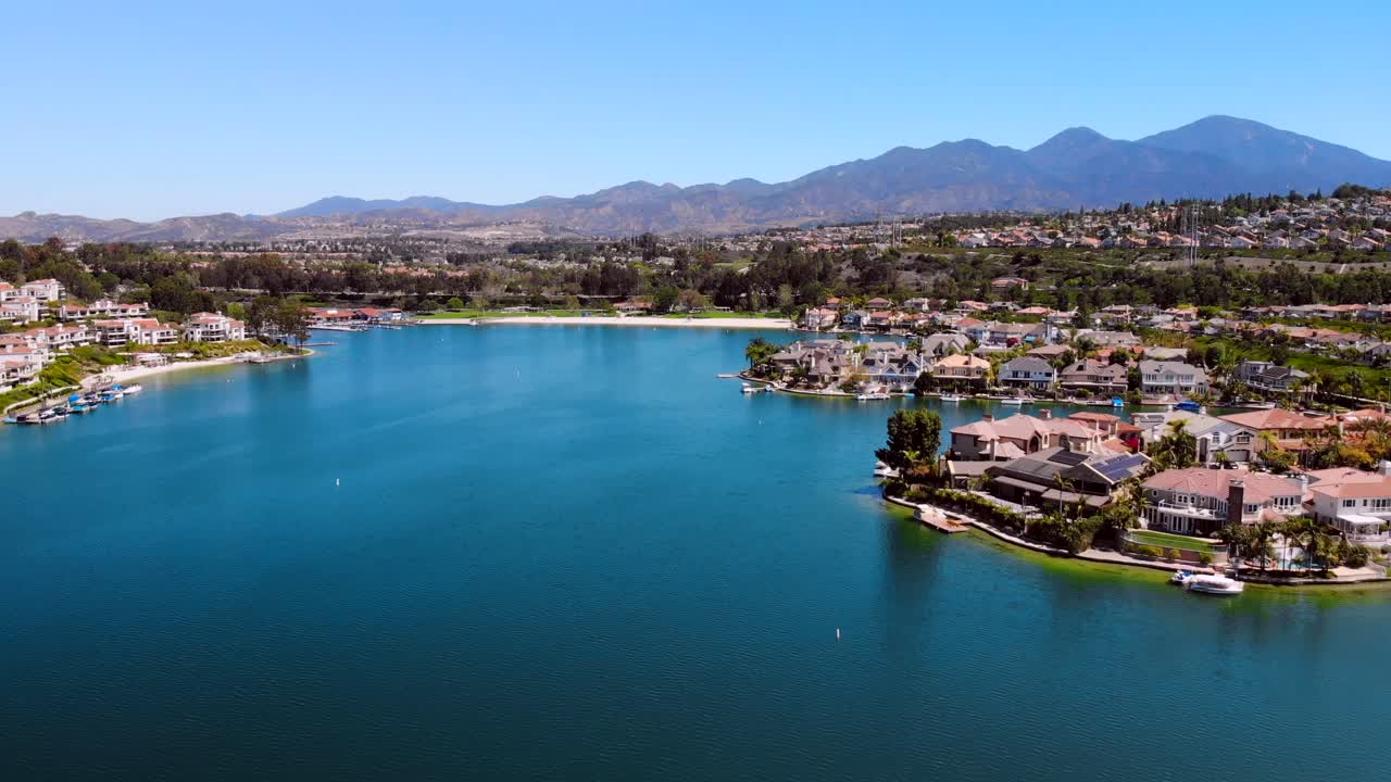 커뮤니티 레이크 미션 비에호 한가운데서 공중 비행