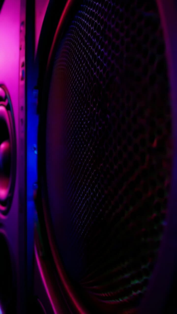 Primo piano di altoparlanti luminosi con luce viola