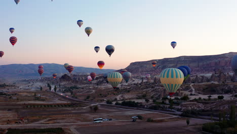 Sonnenaufgang-Heißluftballons-über-Göreme,-Kappadokien