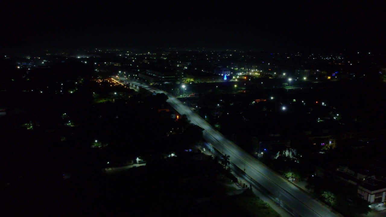 드론은 시계 방향으로 도, 비행 및 암흑 시간 동안 야간 조명과 함께 바이 도시 풍경을 볼 수 있습니다.