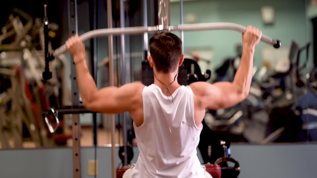 Man doing lat pulldowns at the gym