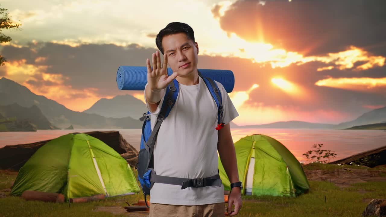Pria Berhenti di Lokasi Perkemahan dengan Pemandangan Senja