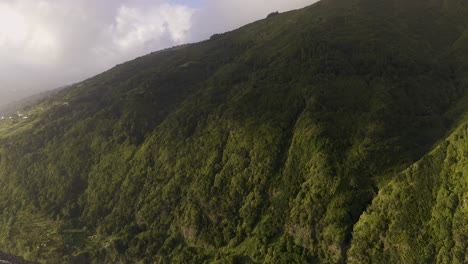 Exuberantes-Acantilados-Verdes-Dramáticos-De-Una-Isla,-Isla-De-São-Jorge,-Las-Azores,-Portugal