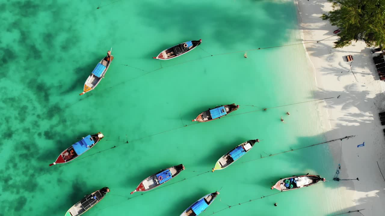 태국의 열대 푸른 바다에서 긴 꼬리 보트의 하향식 전망