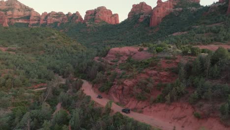 Vista-Panorámica-Del-Paisaje-Natural-Con-Vehículos-En-Un-Camino-De-Tierra-Cerca-De-Sedona,-Arizona,-EE.UU.