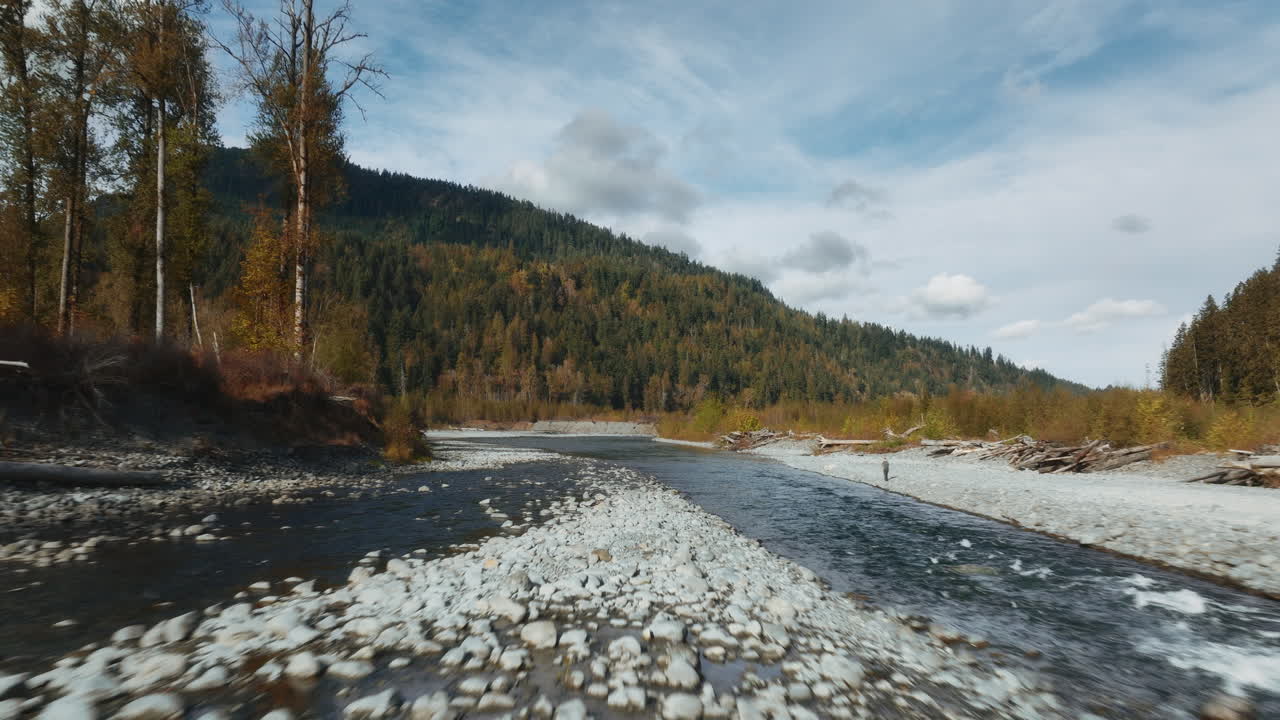 Volo di drone su un bellissimo fiume di montagna roccioso nello stato di Washington, USA