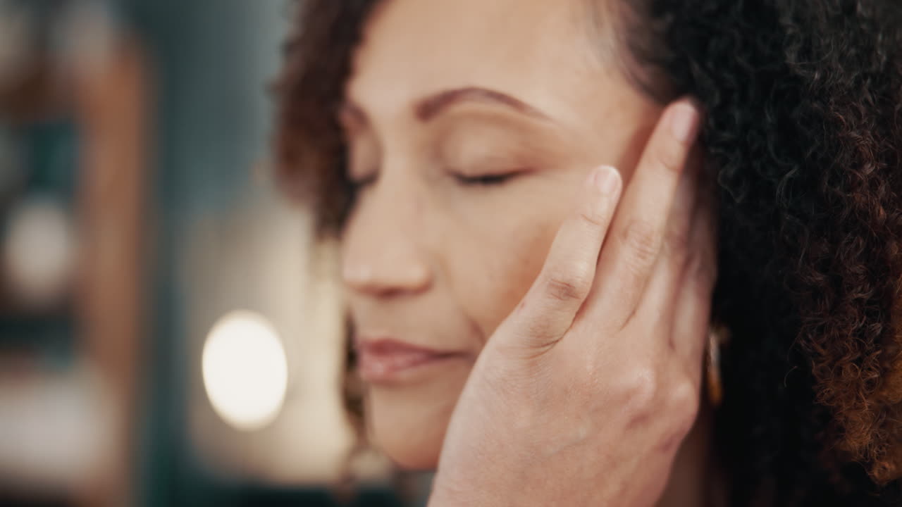 retrato de una mujer mirando hacia otro lado