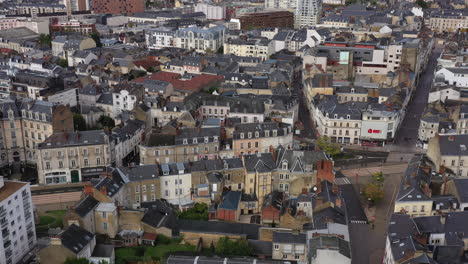 Toma-Aérea-Siguiendo-Un-Tranvía-Zona-Urbana-Avenida-General-Leclerc-Casas-De-Le-Mans