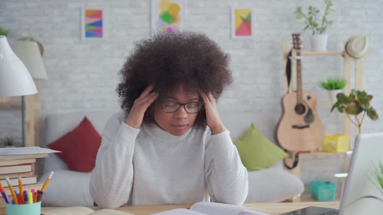 studenti afroamericani stanchi ed esausti donna con una pettinatura afro a casa