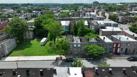 Homes-in-urban-American-city-on-summer-day