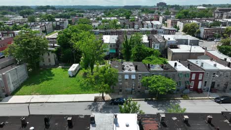 casas en la ciudad urbana americana en el día de verano.