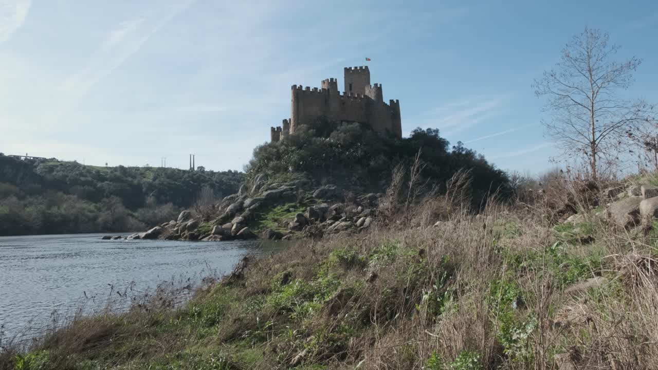великолепный живописный вид на средневековый замок альмуроль на вершине островка посреди реки таго, прая-ду-рибатехо, в солнечный день голубого неба, португалия, ручная панель