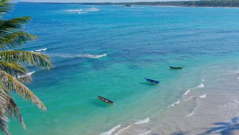 Traditionelle-Fischerboote,-Die-Im-Seichten,-Leuchtend-Türkisfarbenen-Wasser-Vor-Anker-Liegen