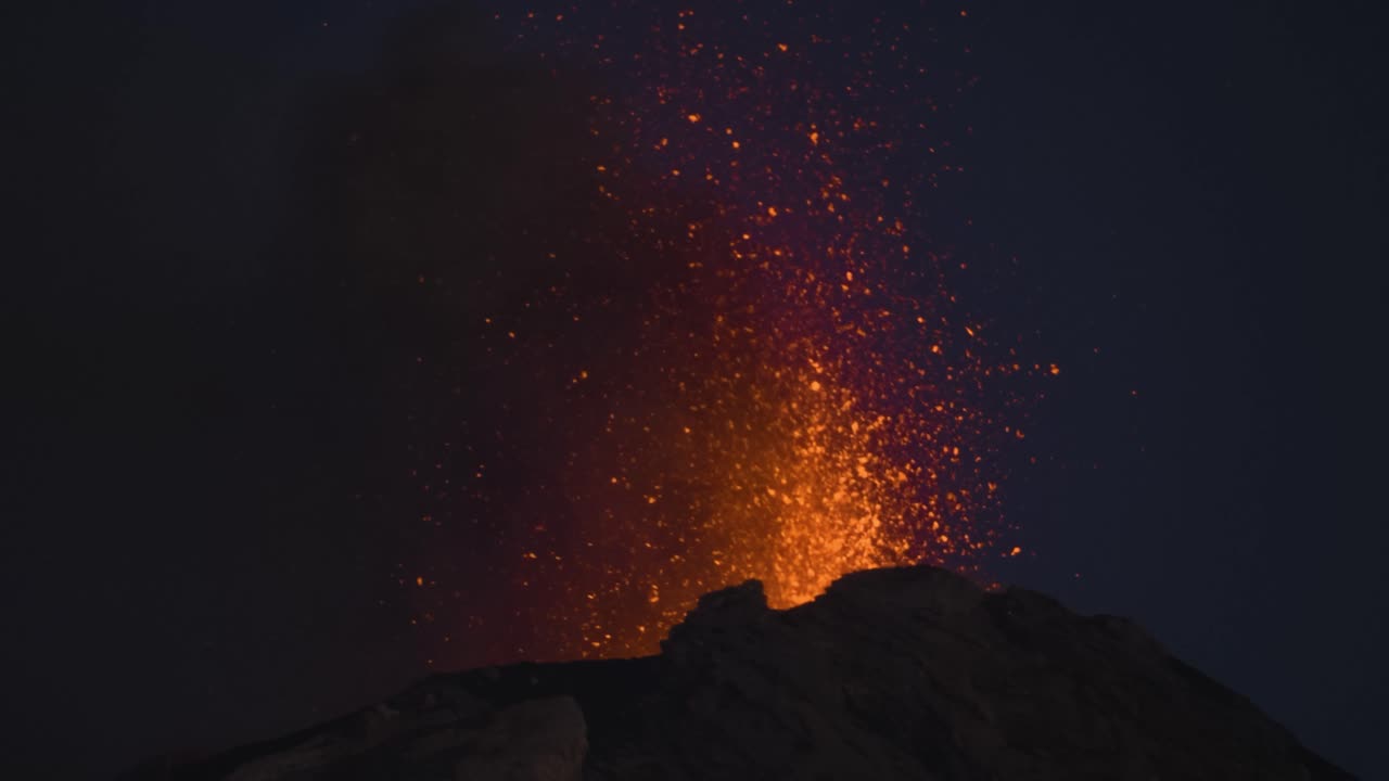 밤에 폭발적으로 폭발하는 화산 (fuego volcano)