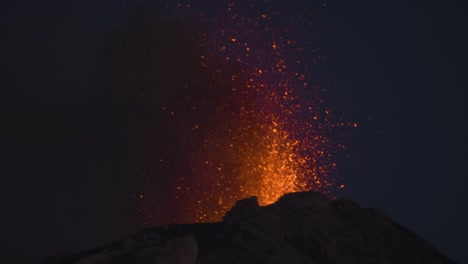 volcán de fuego en violenta erupción por la noche. extremo primer plano