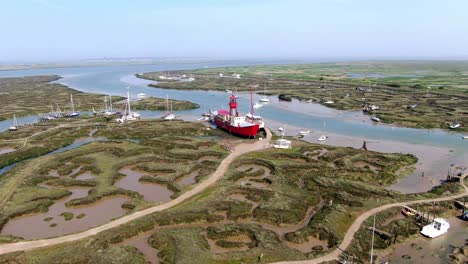 Faro-Barco-Río-Blackwater-Estuario-Tollesbury-Essex-Reino-Unido-Imágenes-Aéreas-4k