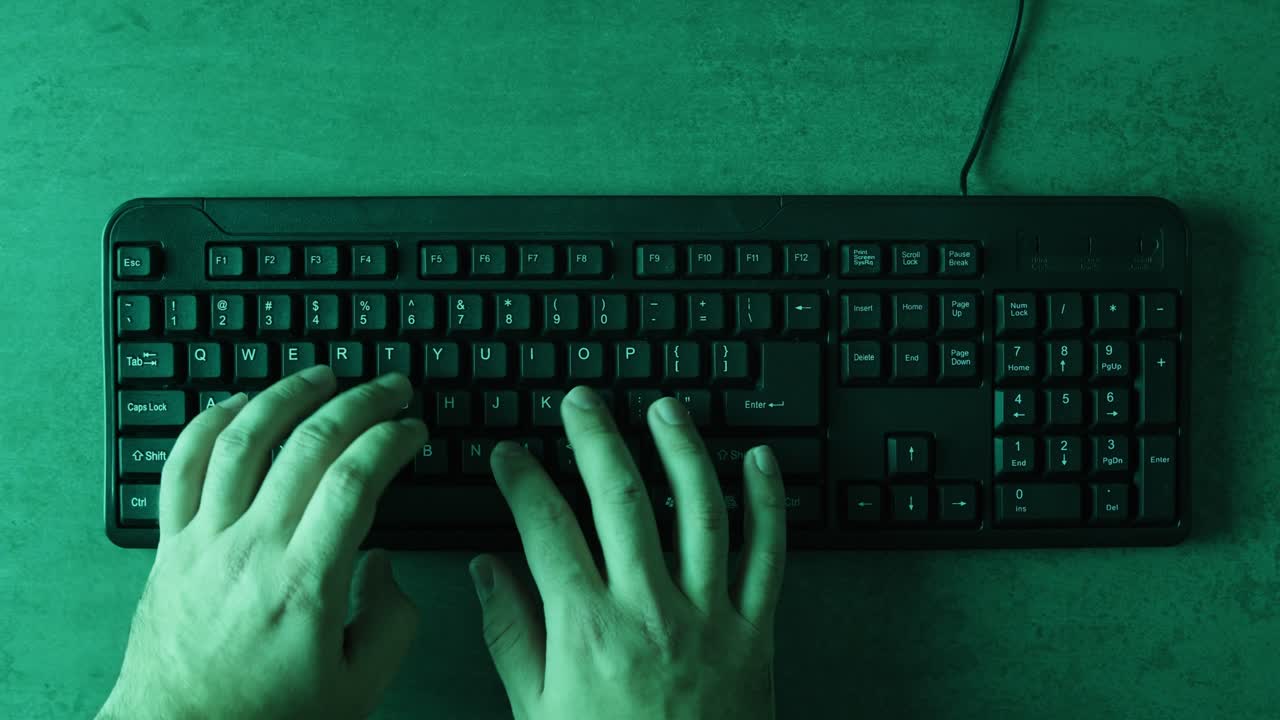 컴퓨터 키보드 에서 손 으로 타이핑 하는 것