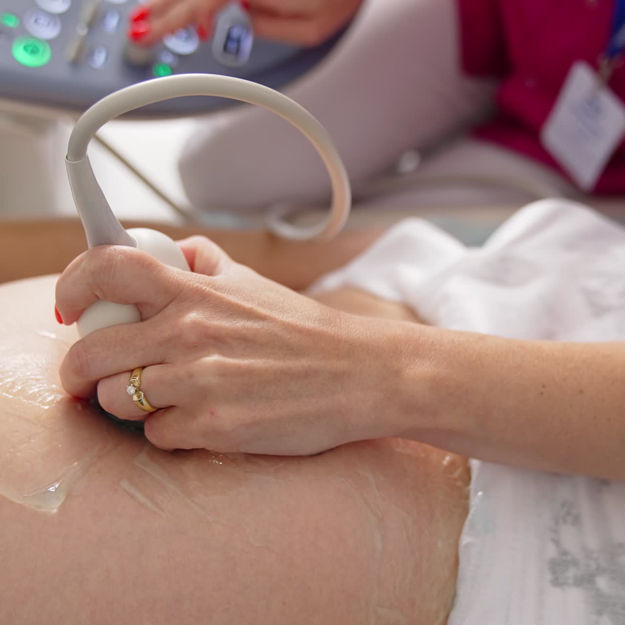 Ultrasonografi süreci. Doktor, hamile kadının karnındaki bebeği kontrol ediyor. Sonogram için modern teknoloji tıbbi ekipman.