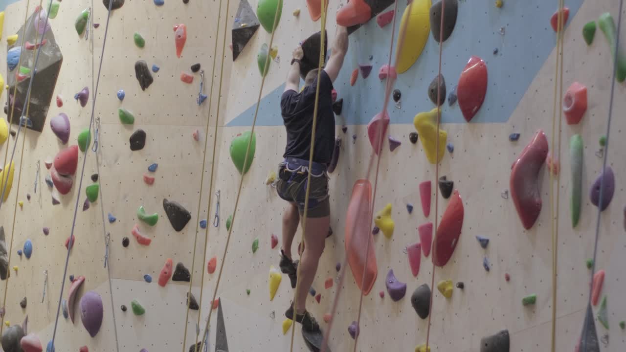 hombre fuerte escalada en pared interior y bouldering deportes extremos
